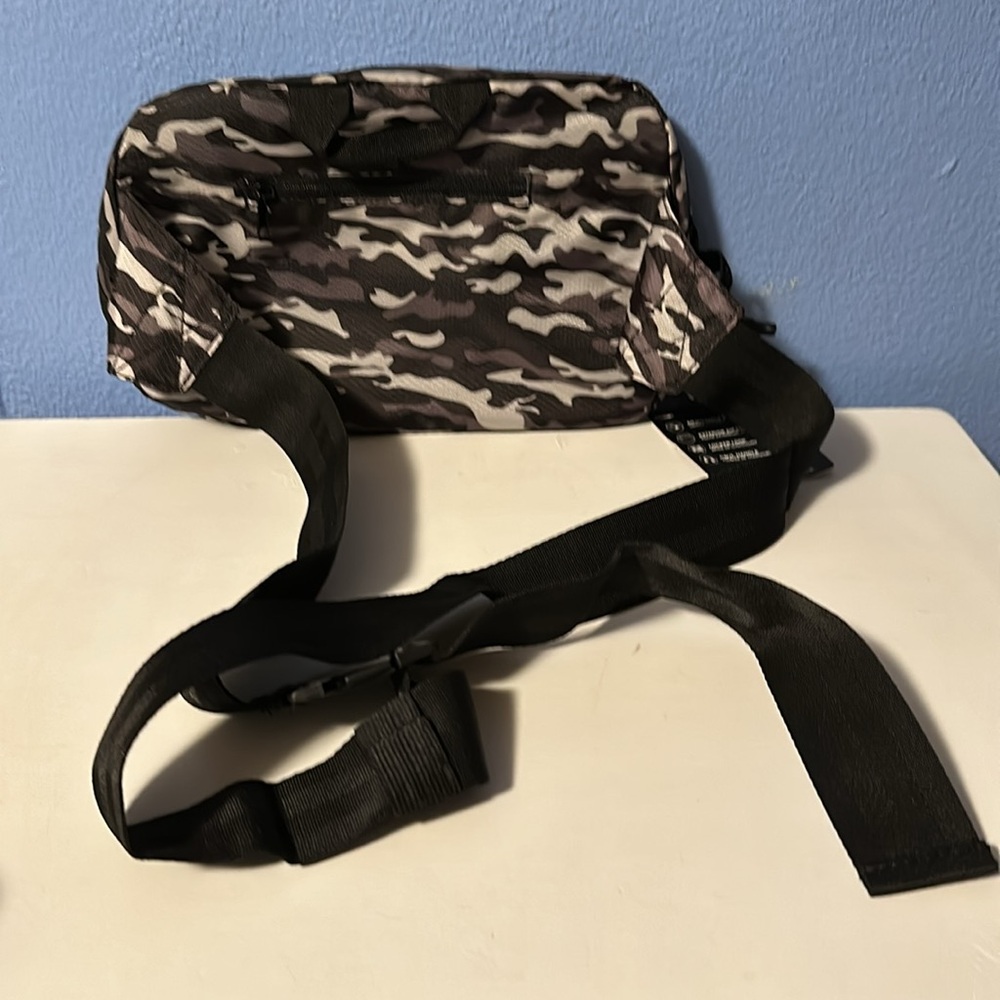 Puma Adjustable Strap Zippered Pocket Locker Loop Haul Handle WaistPack. - Picture 2 of 13